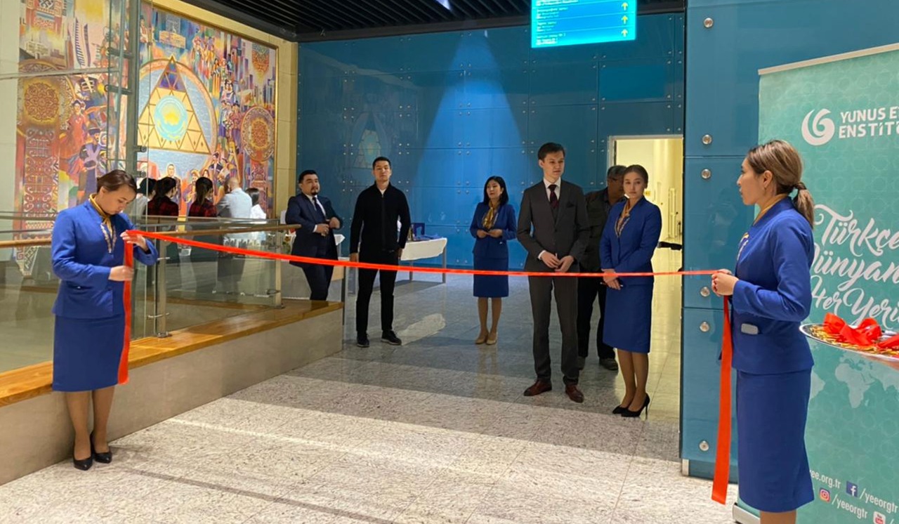 Жұдырығына қадалған